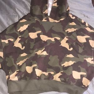 CUTE CAMO CROPPED SWEATSHIRT